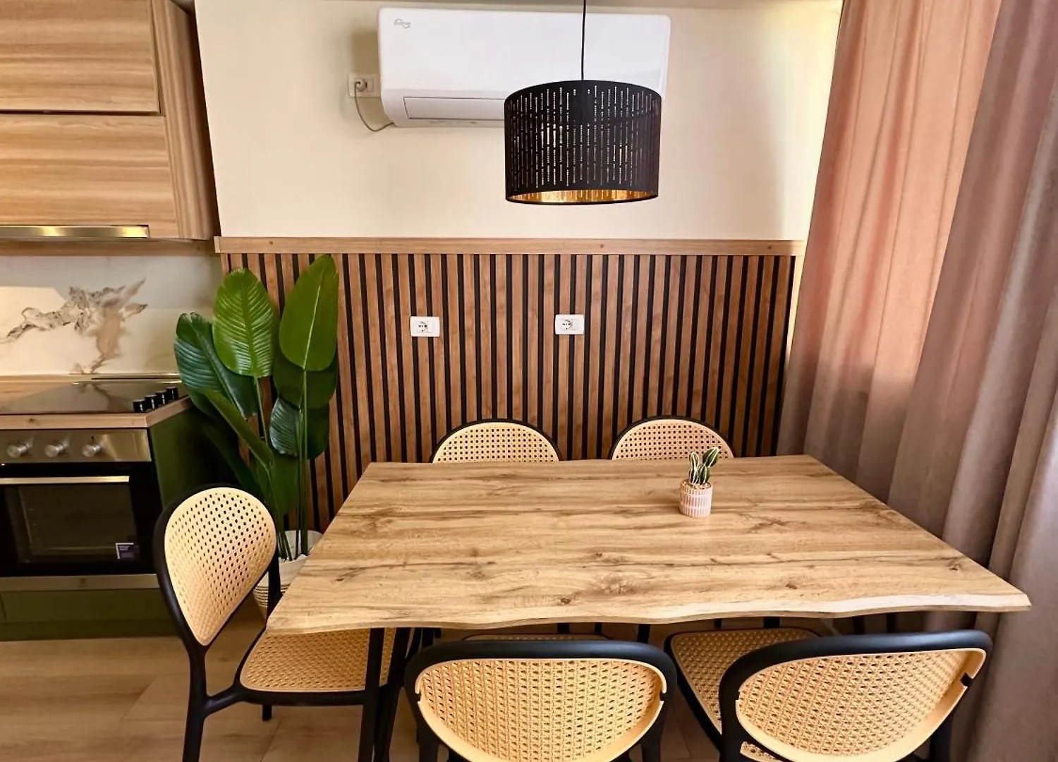 Stylish Apartment Near The Beach- Modern & Comfort ドゥラス